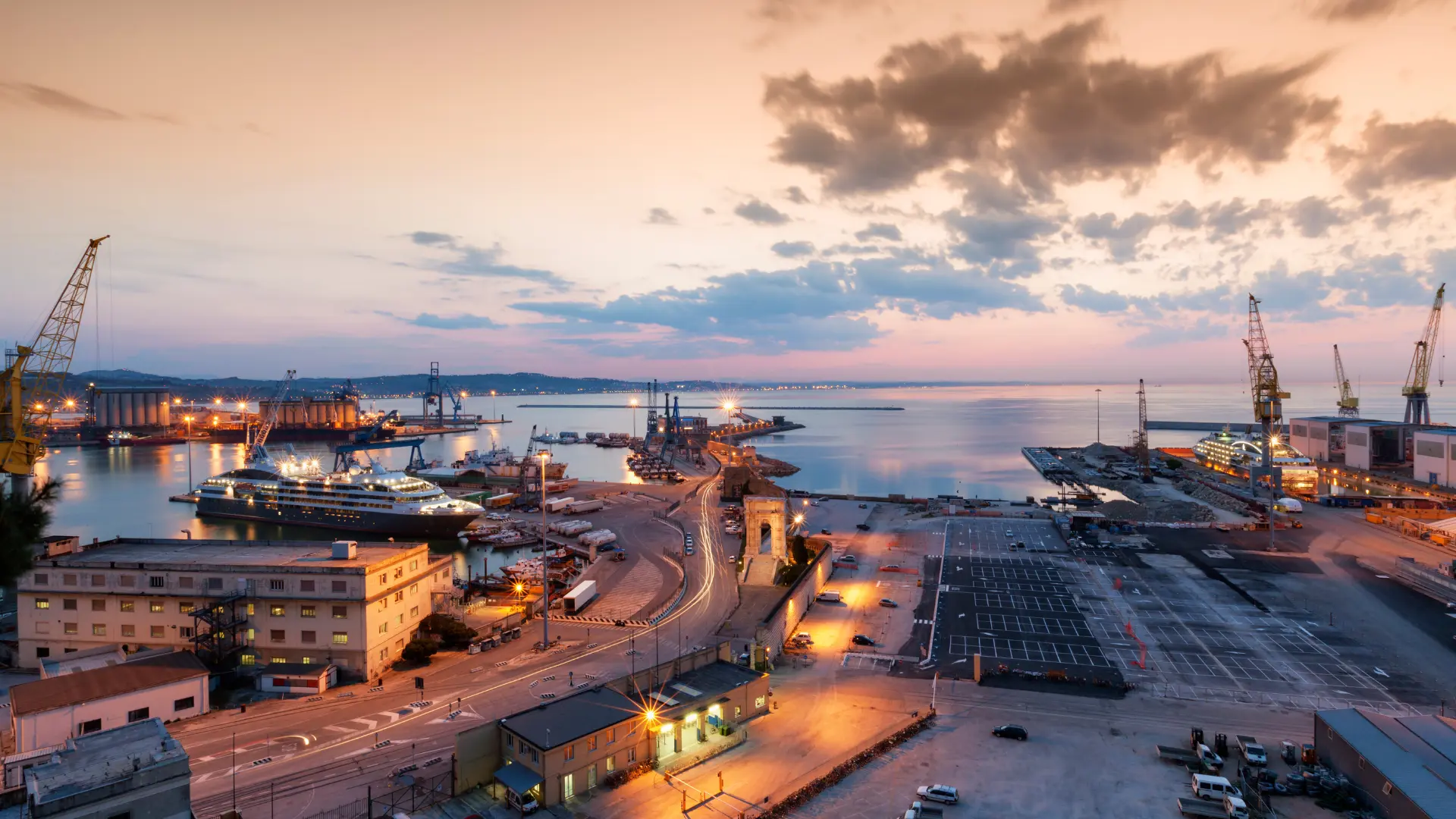 Immagine del porto di Ancona, immobili ad Ancona
