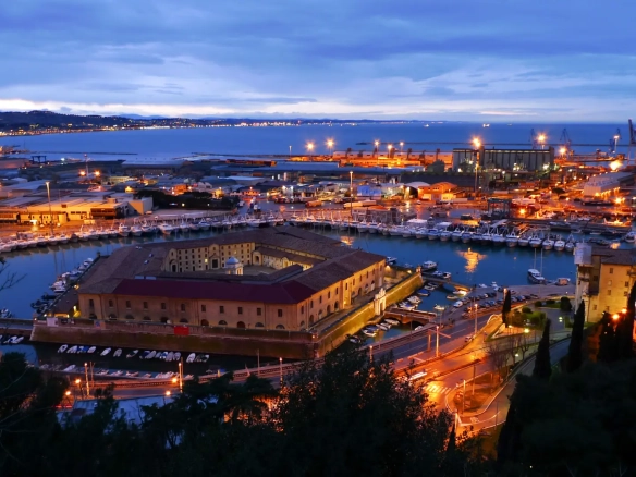 Immagine della Mole Vanvitelliana in Ancona di notte