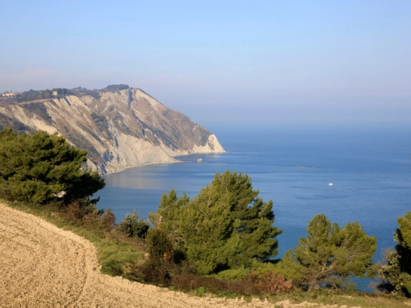 Immagine della Riviera del Conero in Ancona