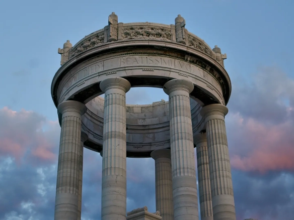 Immagine del Monumento ai Caaduti del Passetto in Ancona